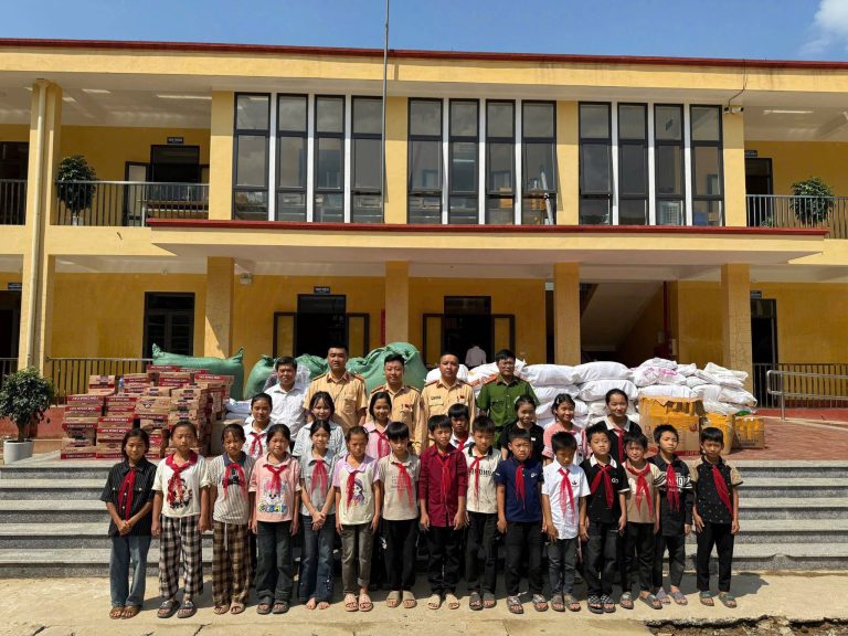 Tuổi trẻ Cảnh sát giao thông Lào Cai chung tay tiếp sức học sinh vùng lũ Mỏ Vàng