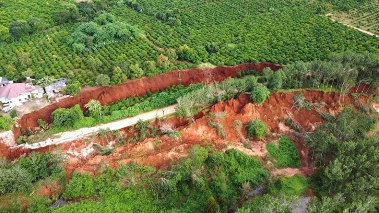 Cảnh tượng nhà đổ xuống vực sâu, chỉ còn trơ lại bức tường gây ám ảnh tại Gia Lai