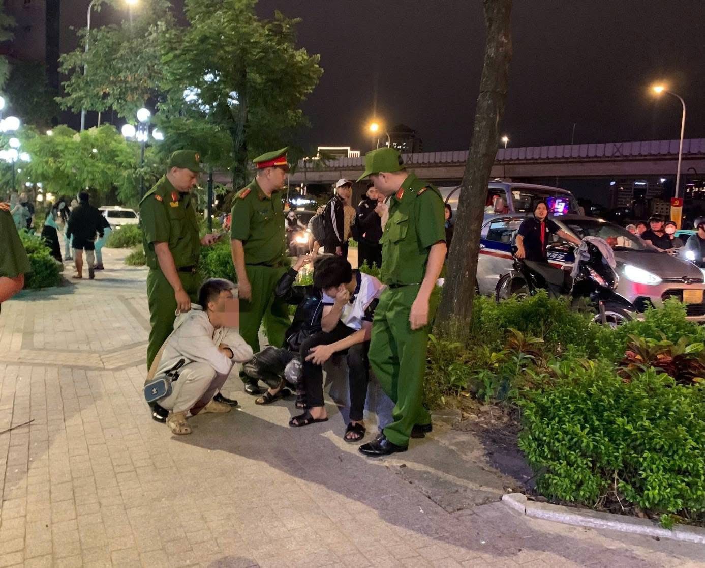 Hà Nội: Nhóm thanh thiếu niên lạng lách, mang theo vật nguy hiểm bị cảnh sát phản ứng nhanh bắt giữ