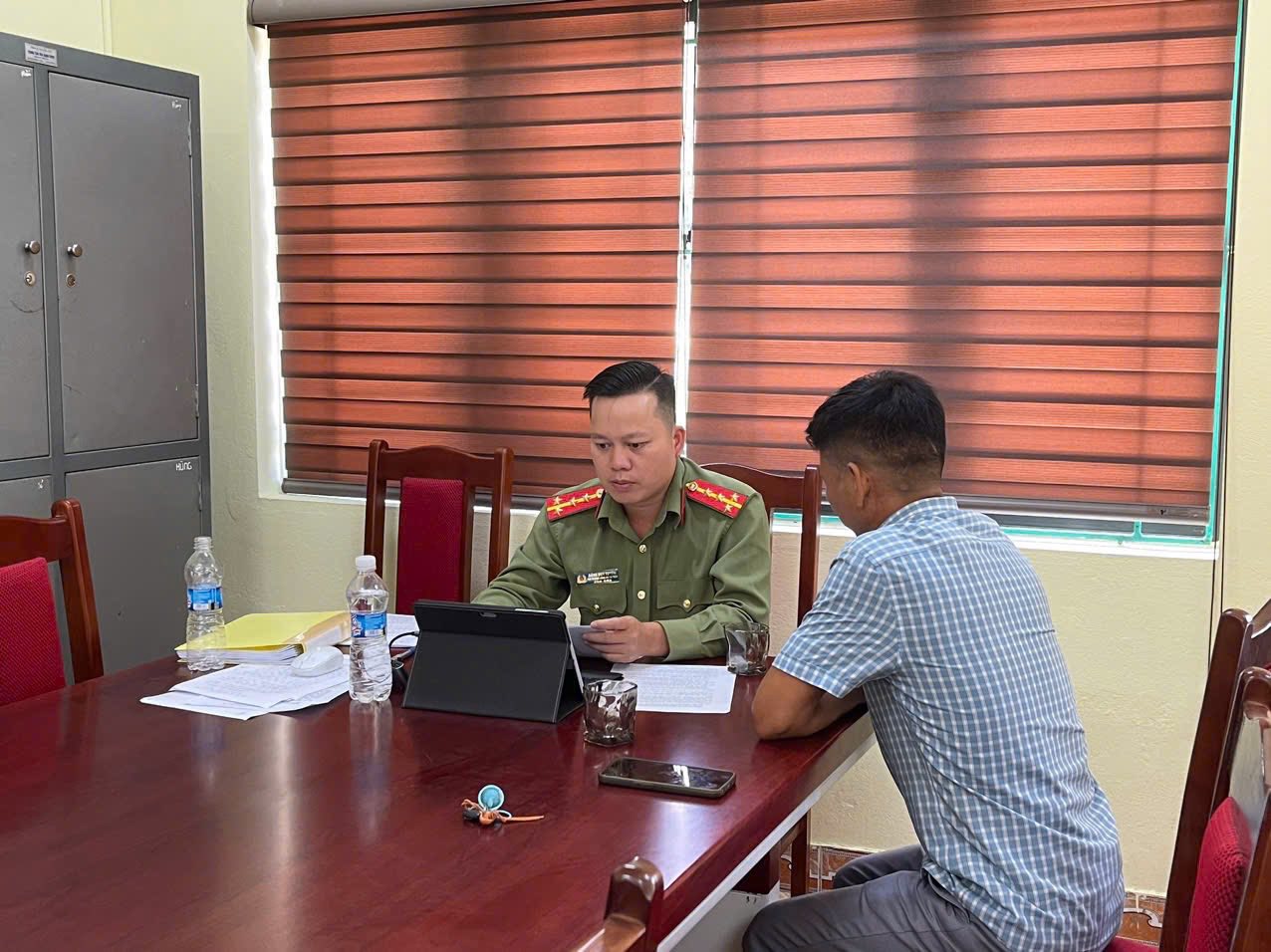 Công an xã Văn Bàn xử lý kịp thời vụ việc bình luận phản cảm trên mạng xã hội