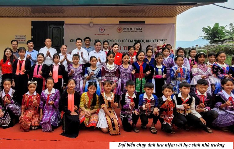 trang chủ Khánh thành bếp ăn bán trú, mang “bữa cơm đủ đầy” đến học sinh vùng cao Trịnh Tường