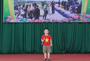 Cậu bé ở Bắc Ninh hát tặng chiến sĩ bộ đội giúp hộ đê