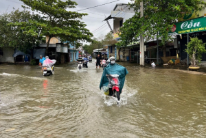 Huế: Taxi điện bị lũ cuốn trôi giữa đêm, tài xế may mắn thoát nạn