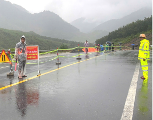 Cảnh báo sạt lở: Cao tốc La Sơn – Túy Loan nứt hàng chục mét, giao thông tê liệt