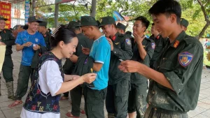 Giáo viên phát “phiếu bé ngoan” cho chiến sĩ dọn dẹp sau lũ