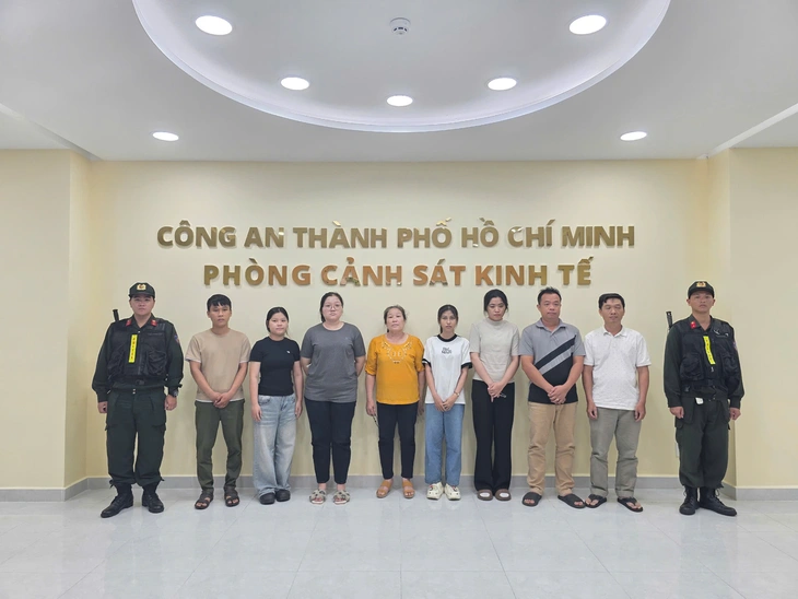 TP.HCM: Công an thu giữ gần 20.000 chai nước hoa Chanel, Gucci giả quy mô lớn.