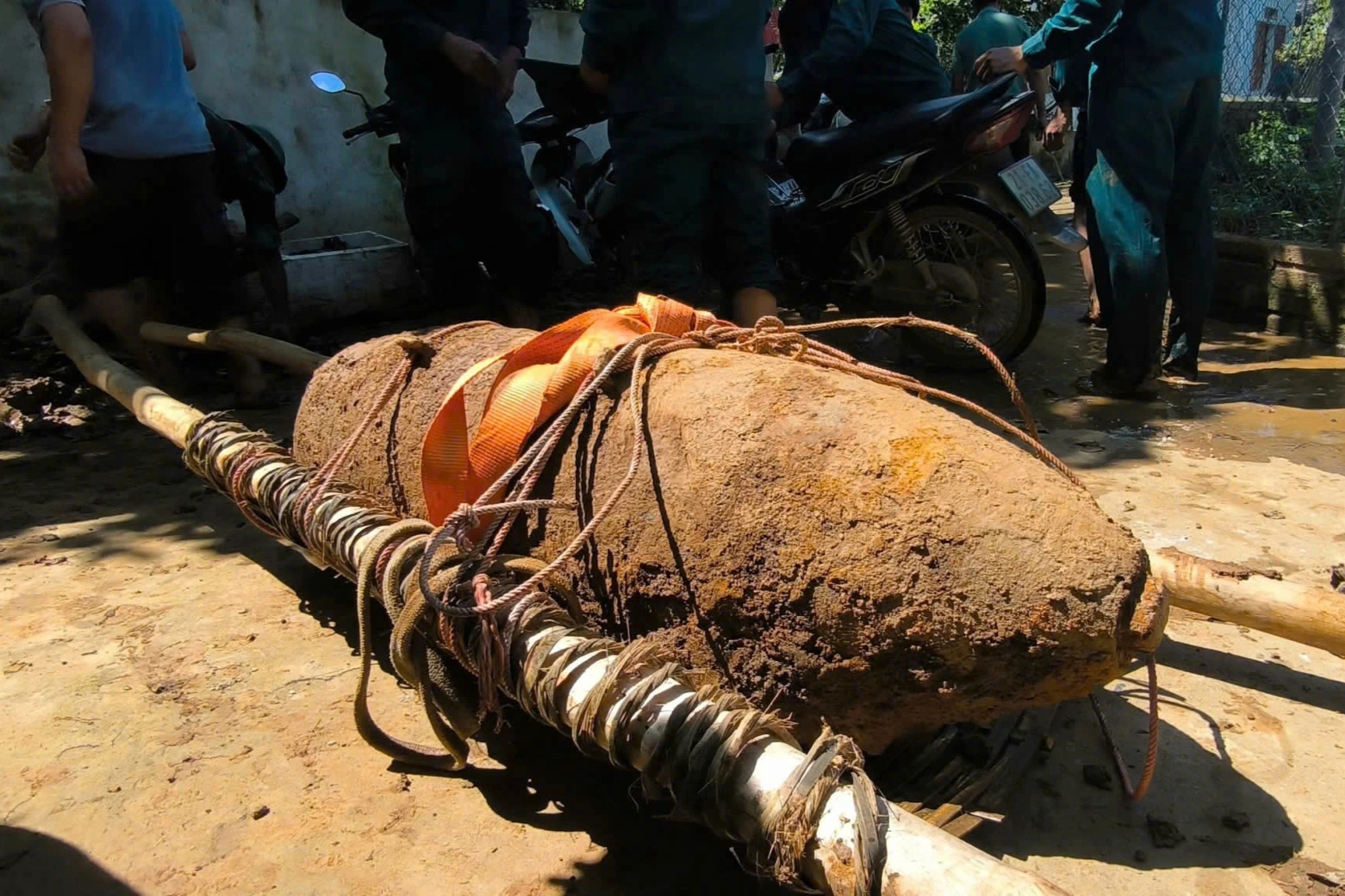 Hủy nổ quả bom dài 1,2m, nặng 300kg phát hiện ở Lào Cai