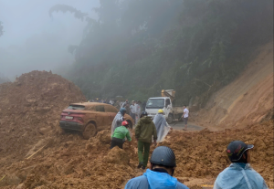 Sạt lở tại Trung Trải – Sa Pa oto bị mắc trong vùng sạt lở may mắn không sao