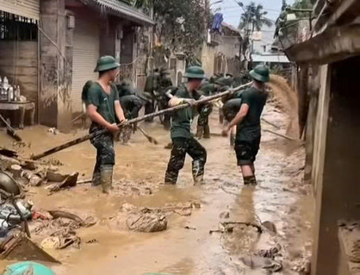 Thương bà con vùng lũ, thương những người lính dầm mình cứu dân