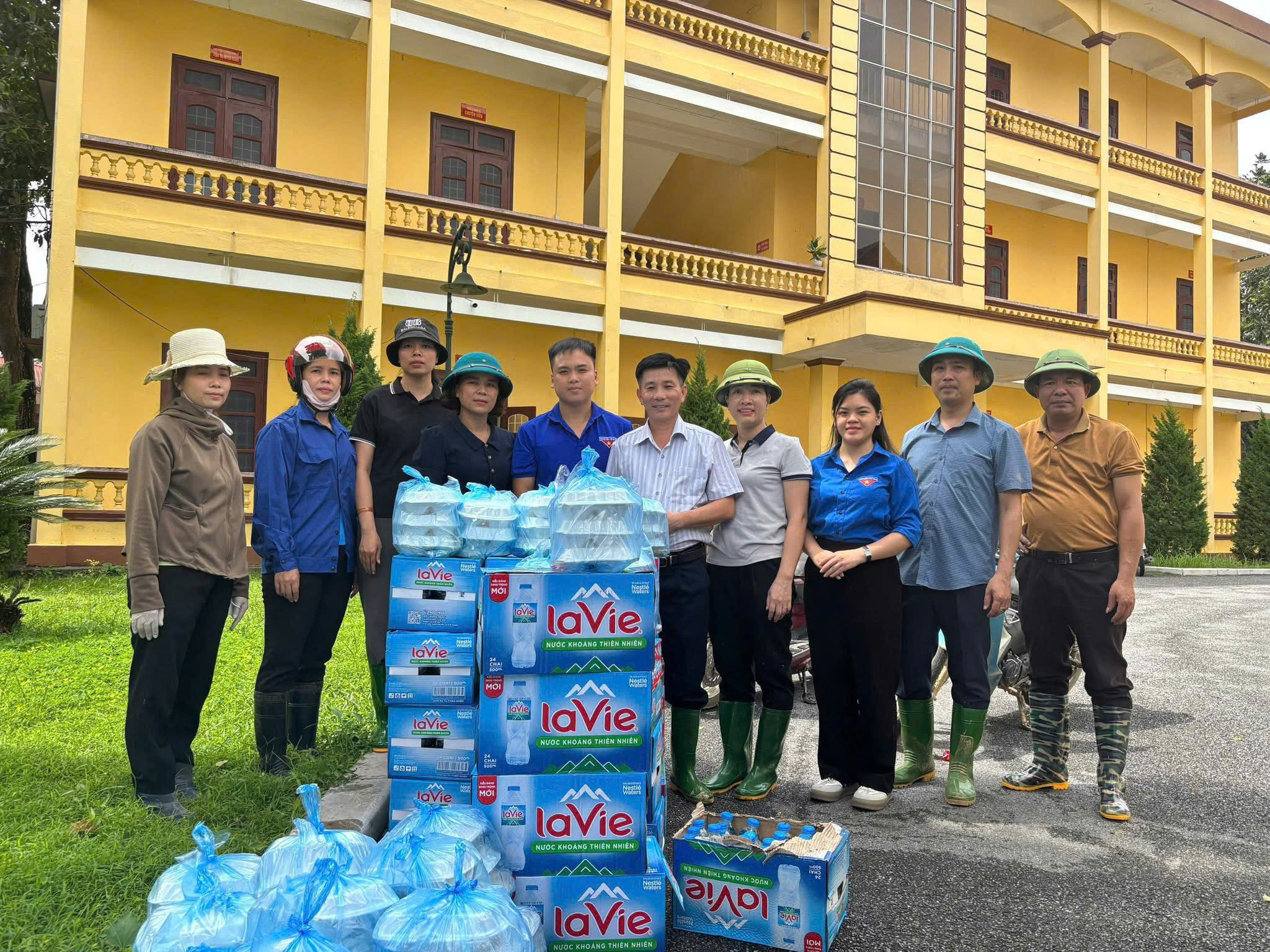 Tuổi trẻ Lào Cai chung tay nấu cơm miễn phí hỗ trợ người dân vùng lũ