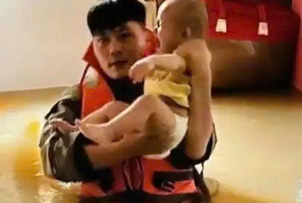 Nghẹn lòng trước những hình ảnh miền Trung oằn mình trong mưa lũ