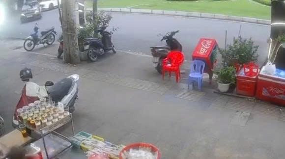 Camera ghi lại khoảnh khắc Ngân 98 bị bắt khi đang lưu thông trên đường