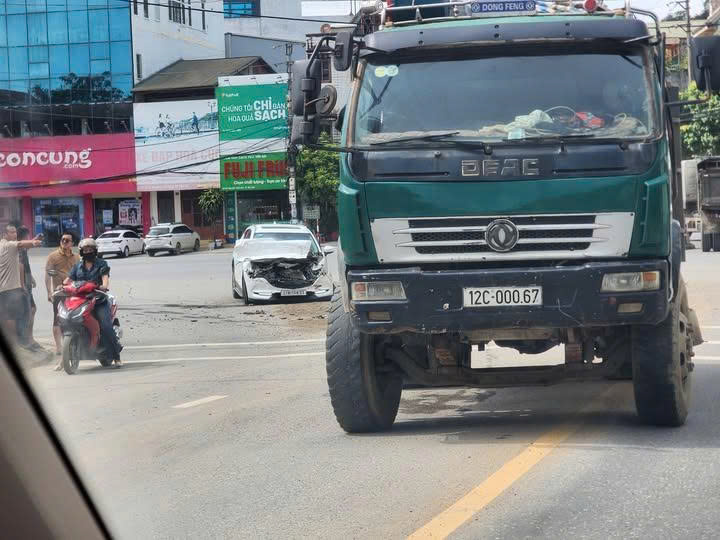 Tai nạn tại Vòng xoay Điện Biên (Yên Bái cũ) chiều nay z7119272245023 5a2b4ee0a6719e79d73de926d7750713