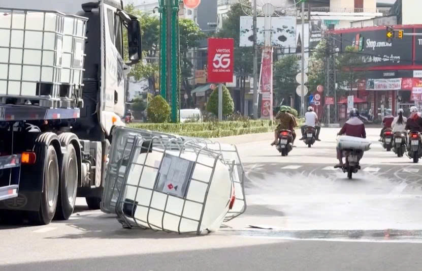 Quảng Ngãi: Ô tô làm rơi 4 thùng hóa chất nghi chứa Acid giữa đường
