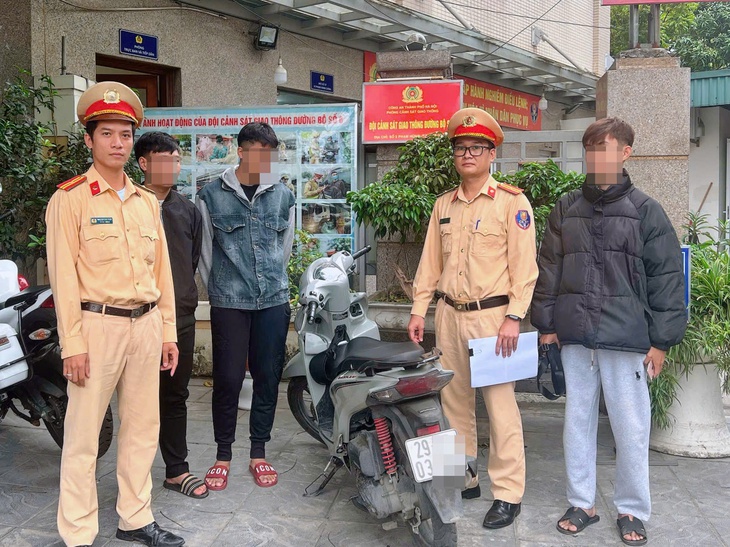 Hà Nội: Xử phạt nhóm thanh niên ‘đầu trần’ đu bám xe chở phạm nhân