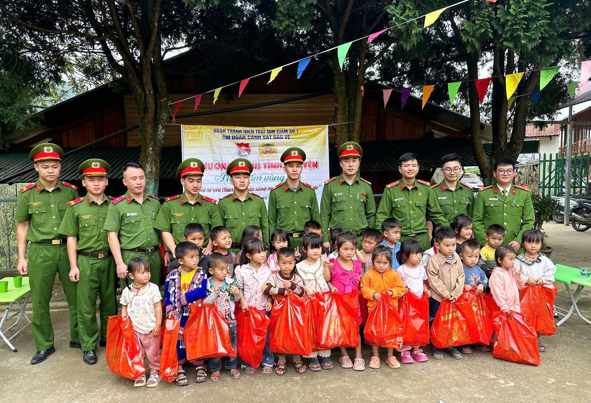 Những dấu chân tình nguyện “Nắng ấm vùng cao”