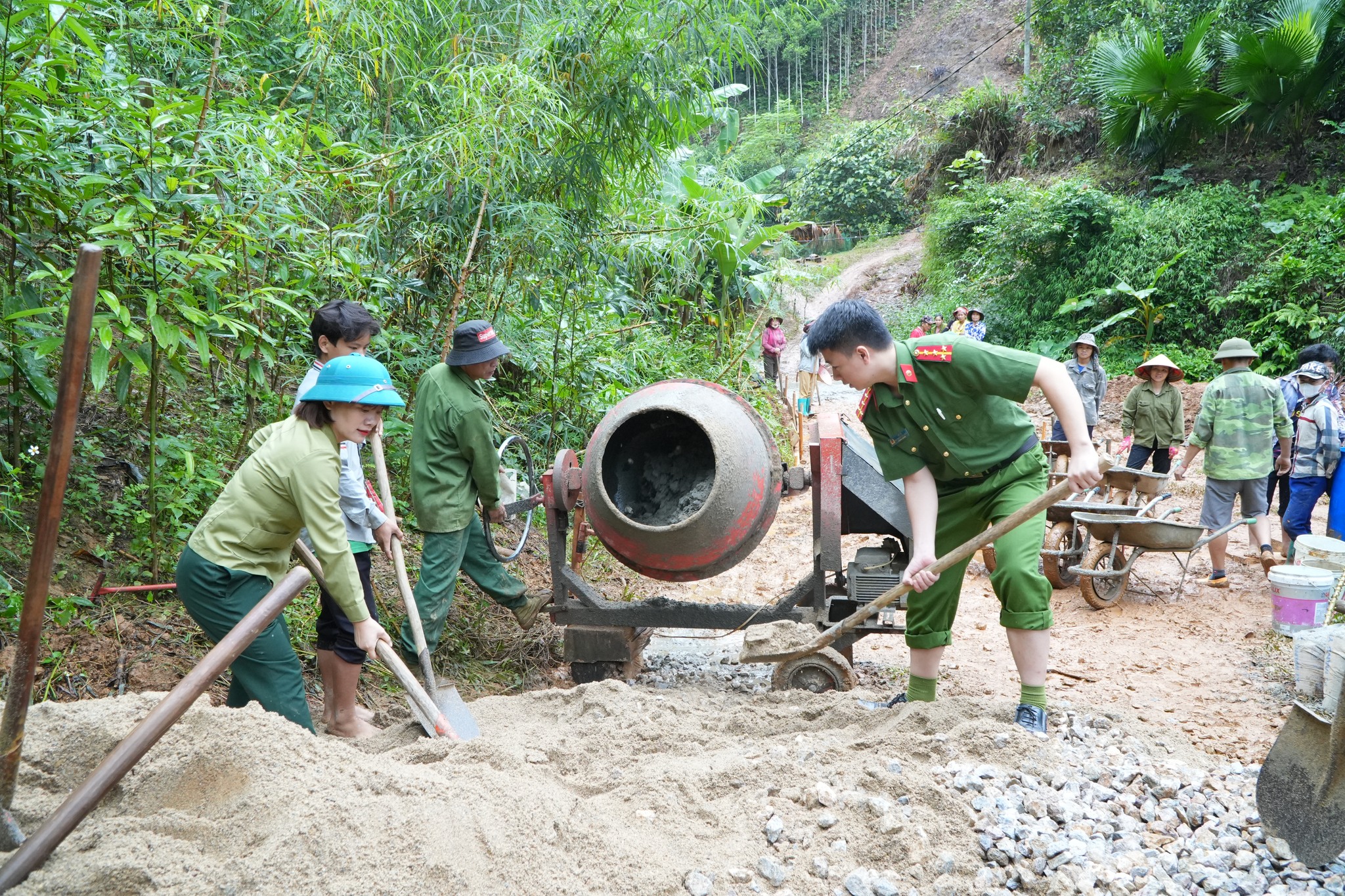 Chung sức làm đường, vun đắp nông thôn mới ở thôn Nặm Pạu