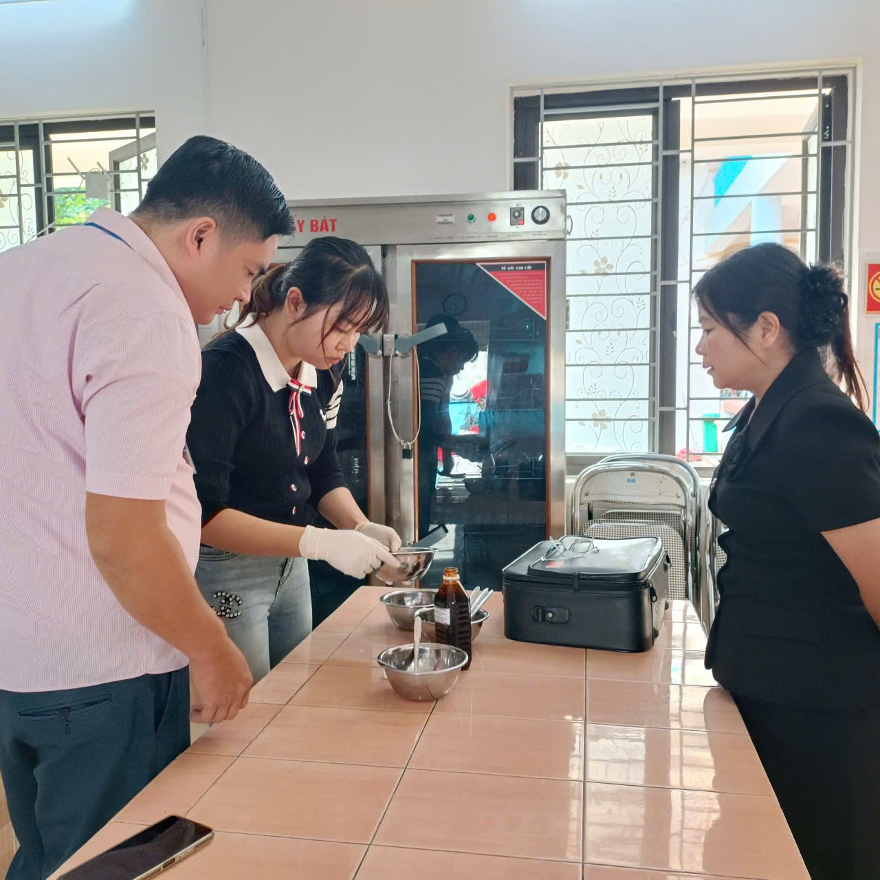 Phường Cam Đường tăng cường kiểm tra an toàn thực phẩm, bảo vệ bữa ăn bán trú cho trẻ mầm non