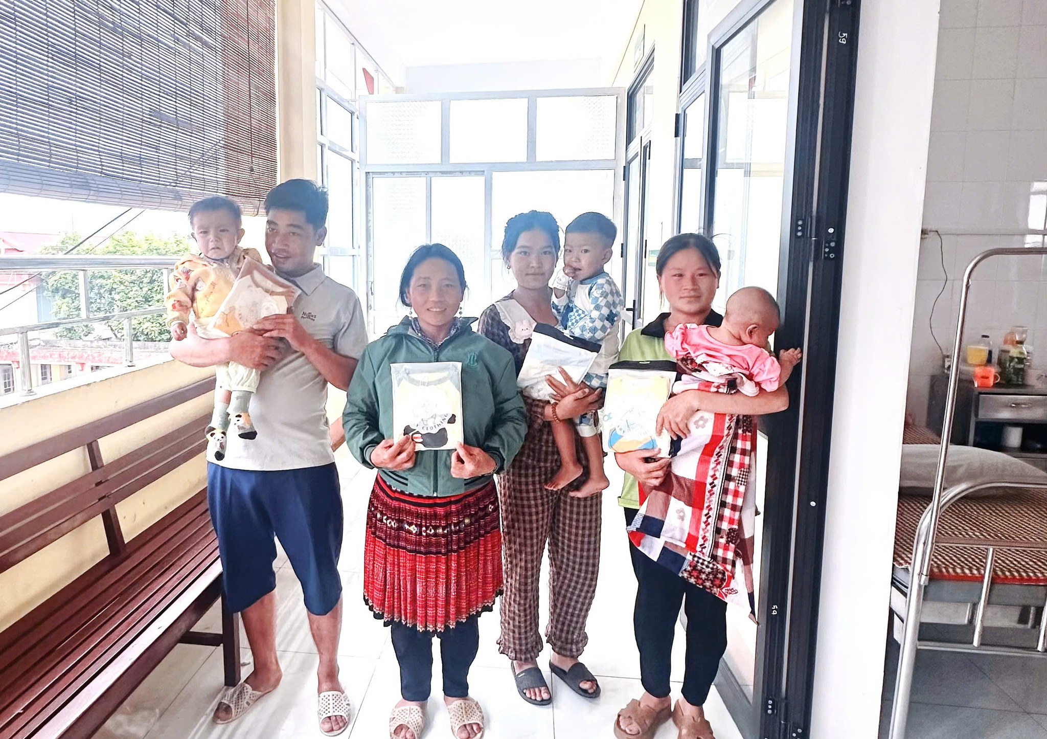 Ấm lòng mùa đông từ “Tủ áo ấm tình thương” nơi Bệnh viện Đa khoa số 3 Lào Cai