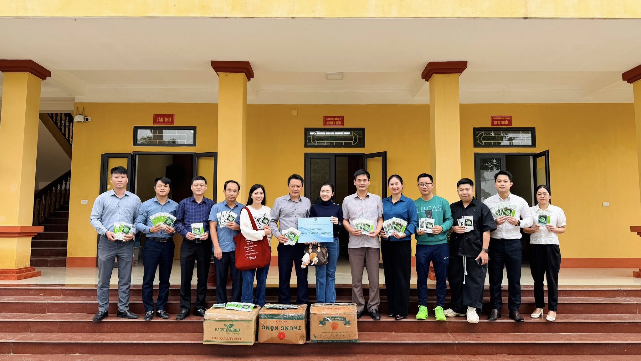 Tuổi trẻ Lào Cai trao tặng 100 triệu đồng hạt giống giúp nông dân Quy Mông khôi phục sản xuất sau bão lũ