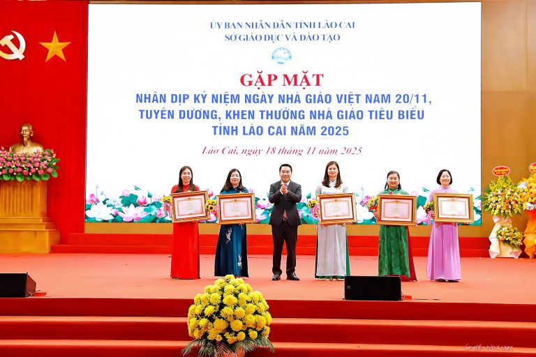 Lào Cai tuyên dương, khen thưởng 8 tập thể và 263 cá nhân có thành tích xuất sắc năm 2025