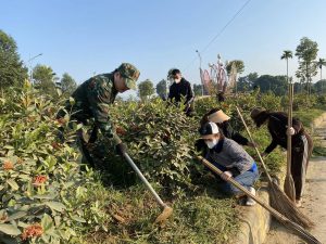 Lớp đảng viên mới Trấn Yên ra quân chỉnh trang đường hoa: Lan tỏa tinh thần gần dân, sát dân