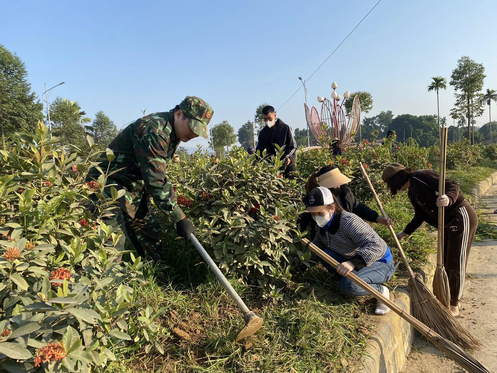 Lớp đảng viên mới Trấn Yên ra quân chỉnh trang đường hoa: Lan tỏa tinh thần gần dân, sát dân