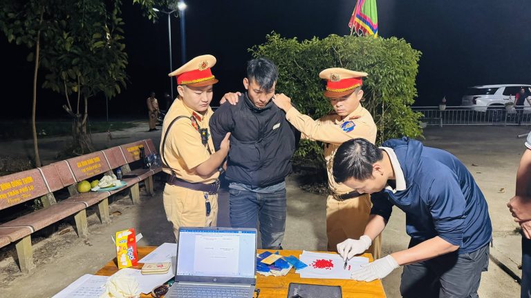 Lào Cai: Bắt quả tang hai đối tượng vận chuyển 1.400 viên ma túy tổng hợp