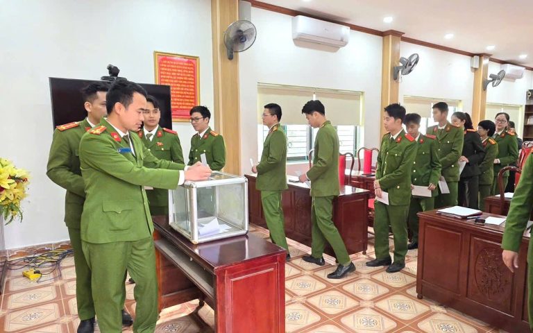 Công an xã Văn Bàn quyên góp ủng hộ đồng bào miền Trung, Tây Nguyên bị thiệt hại do bão lũ