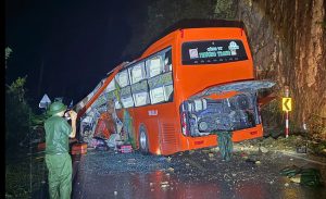 Xe khách bị đất đá vùi trên đèo Khánh Lê lúc nửa đêm: 6 người tử vong, hàng chục nạn nhân mắc kẹt