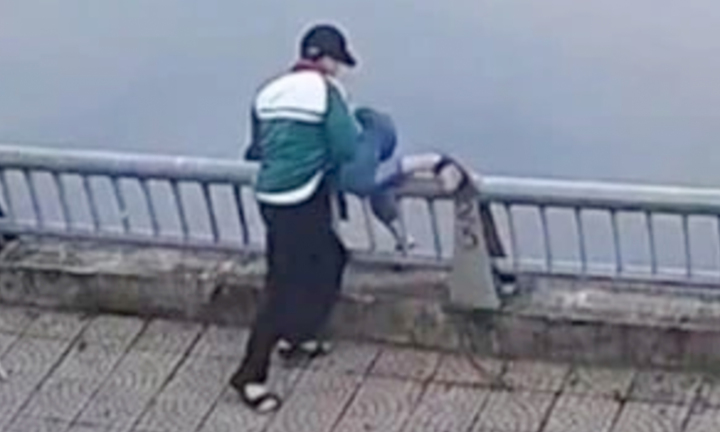 Nam sinh lớp 8 bị bạn đẩy xuống hồ ở Lào Cai đã hồi tỉnh: Nỗi đau người cha nhìn con nằm trên giường bệnh