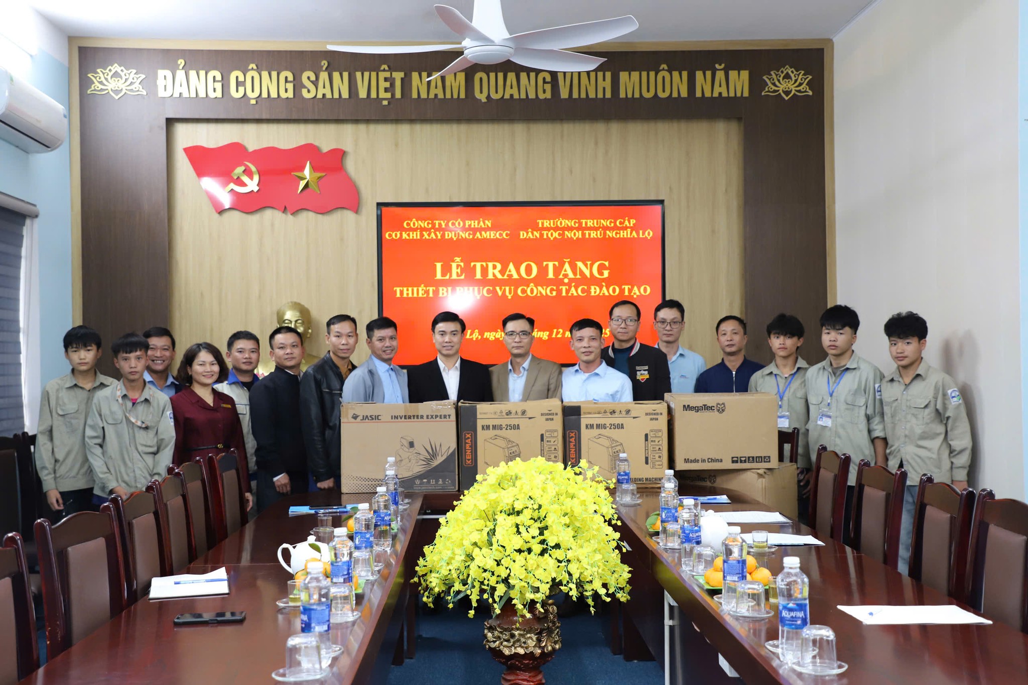 Doanh nghiệp tặng 5 máy hàn hiện đại, tiếp sức học sinh vùng cao Nghĩa Lộ làm chủ nghề cơ khí