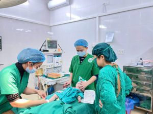 Bé 3 tháng tuổi được cứu sống ngoạn mục sau ca phẫu thuật sọ não khẩn cấp ở Lào Cai