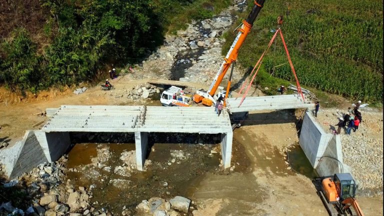 Sơn Lương (Lào Cai): Hợp long cầu Khe Trang, nối đôi bờ suối Sùng Đô – nối cả niềm vui của người dân vùng cao