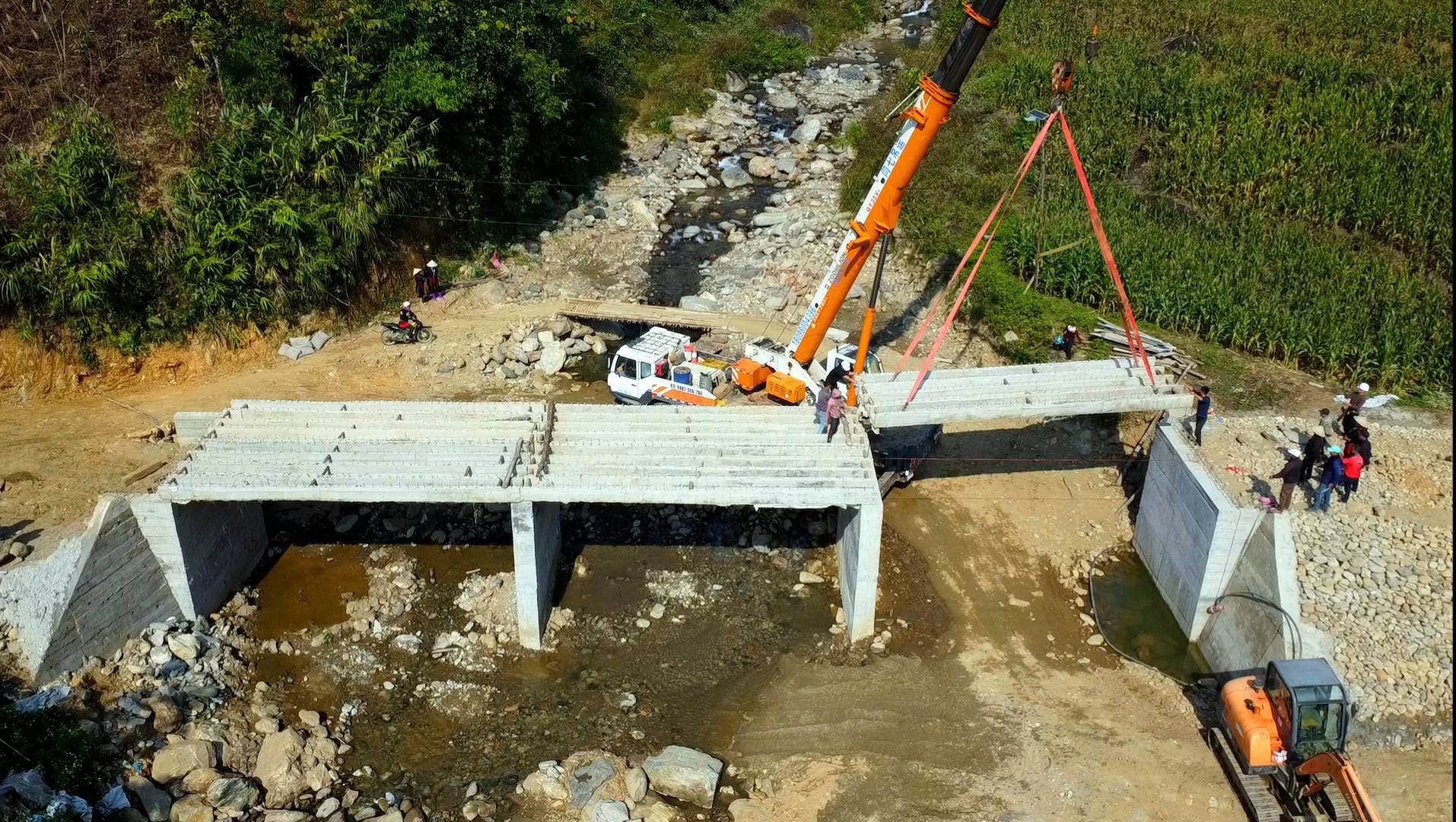 Sơn Lương (Lào Cai): Hợp long cầu Khe Trang, nối đôi bờ suối Sùng Đô – nối cả niềm vui của người dân vùng cao