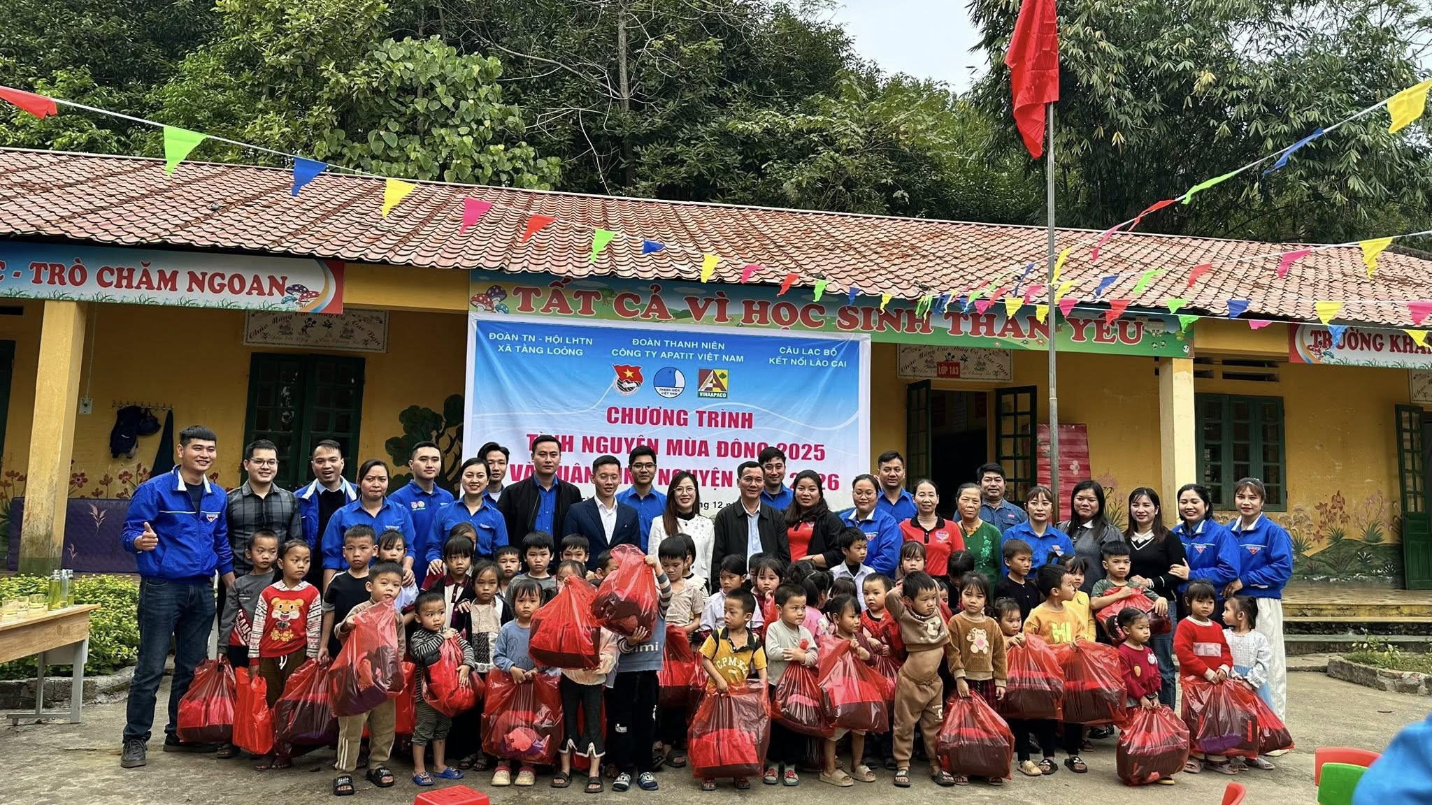 Ấm tình mùa đông ở Tằng Loỏng: Hành trình sẻ chia từ những tấm lòng trẻ