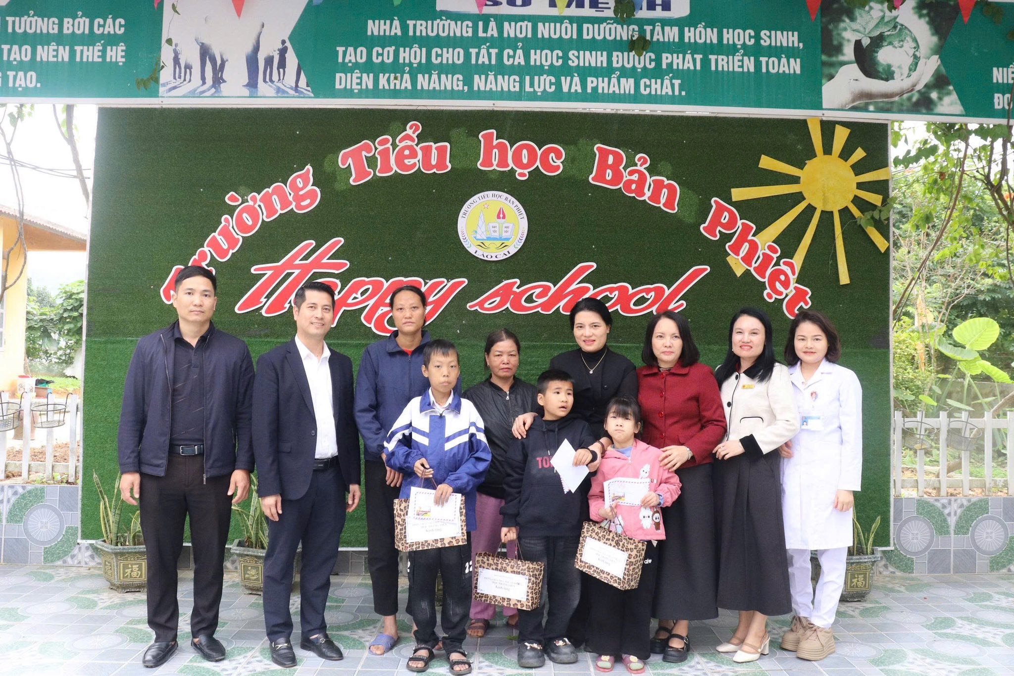 Phường Lào Cai thăm, tặng quà người khuyết tật: Lan tỏa tinh thần nhân ái trong cộng đồng