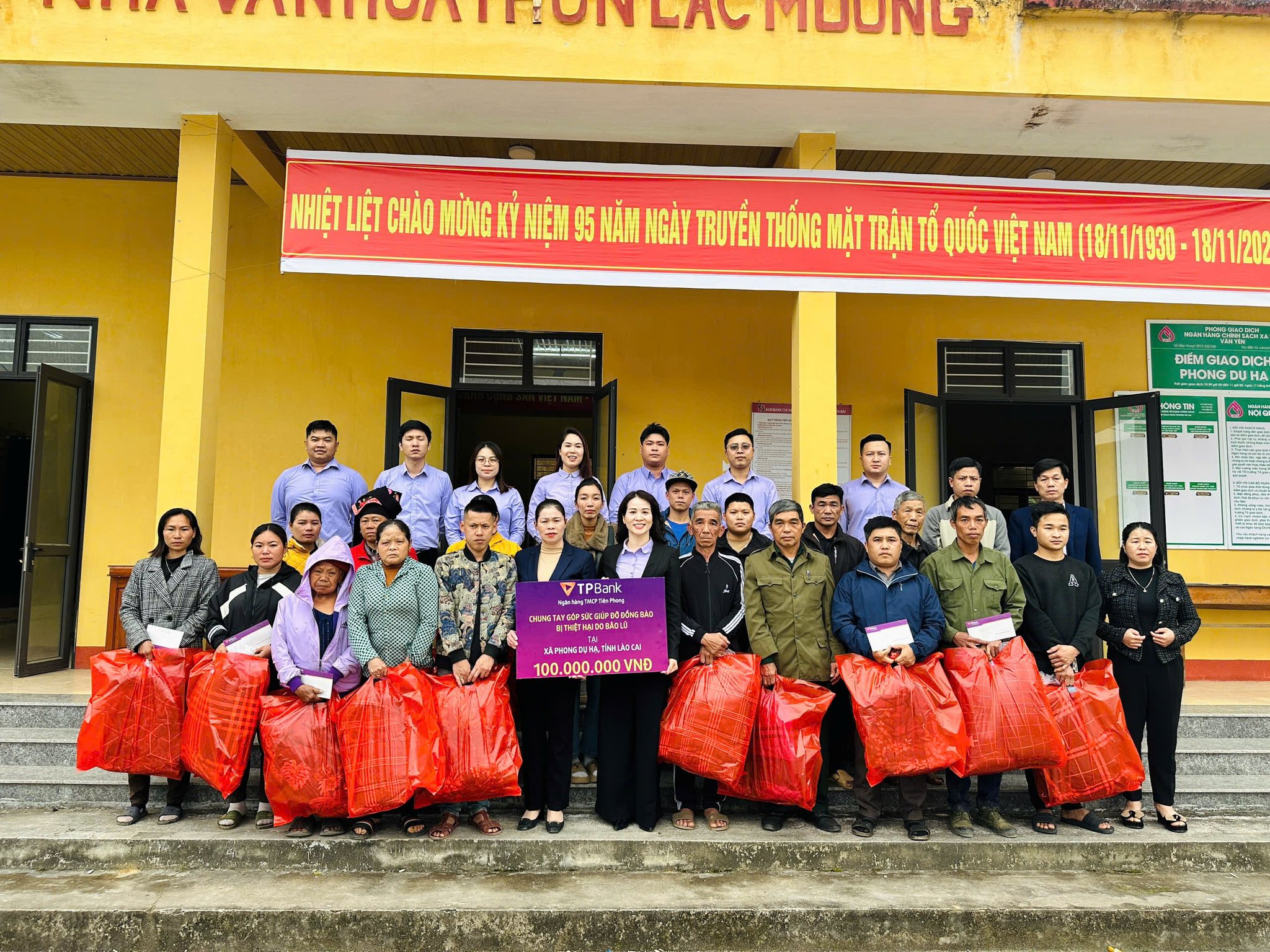 TPBank Lào Cai trao 200 triệu đồng sẻ chia với bà con vùng lũ