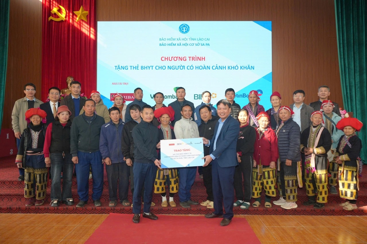 BHXH Sa Pa trao gần 1.800 thẻ BHYT, gửi “Tết ấm” đến người nghèo vùng cao Tả Phìn