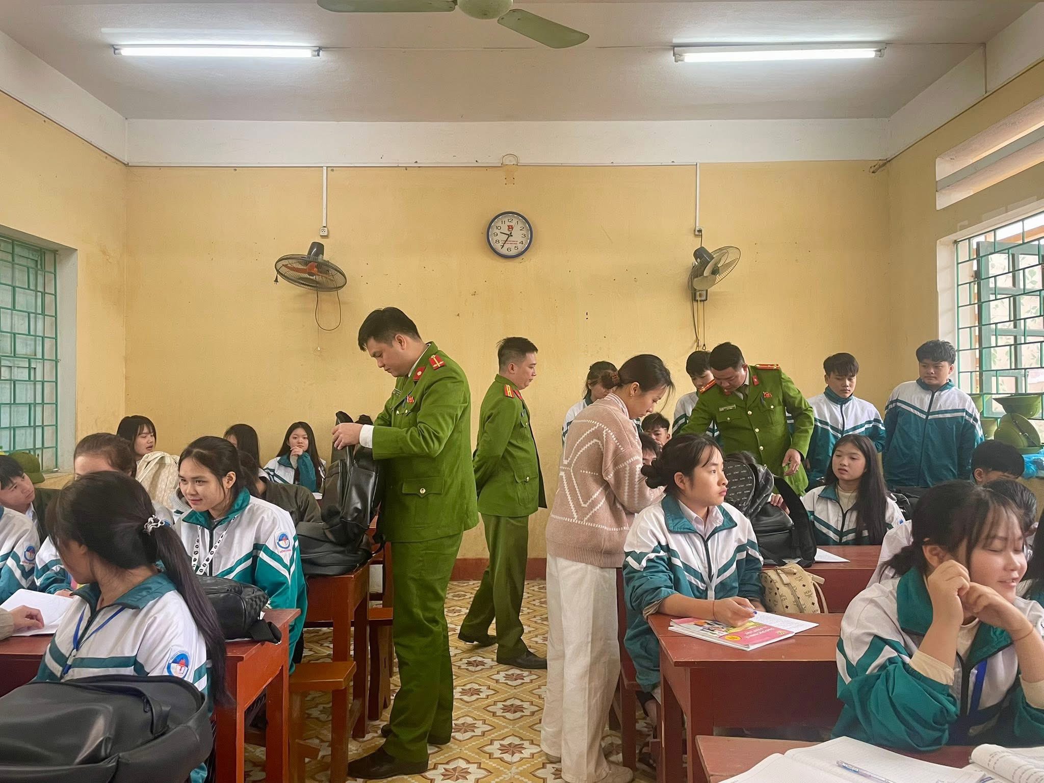 Tăng cường an ninh học đường dịp cuối năm: Công an xã Khánh Hòa kiểm tra đột xuất tại THPT Hồng Quang