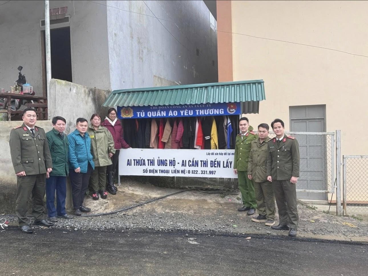 “Tủ quần áo yêu thương” – hơi ấm mùa đông từ Chi đoàn Công an xã Tả Củ Tỷ