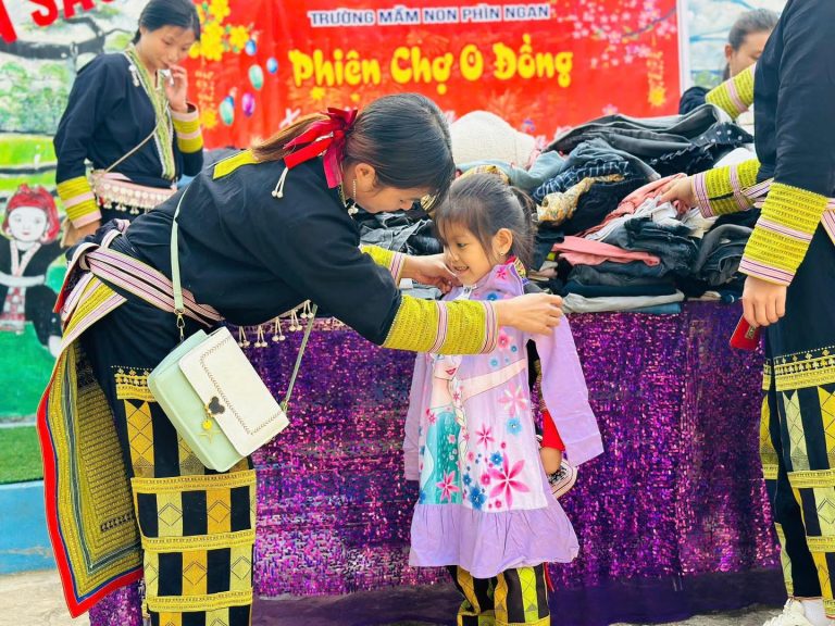 Phiên chợ 0 đồng ấm áp nghĩa tình tại Trường Mầm non Phìn Ngan