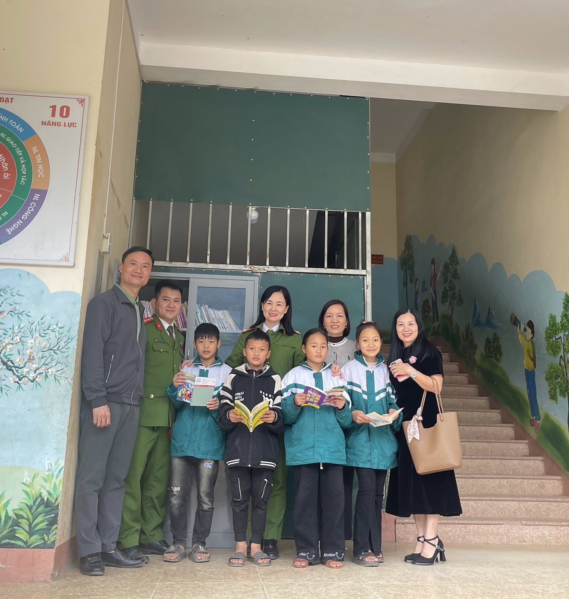 Tủ sách yêu thương đến với học sinh Phìn Ngan: Dấu ấn đẹp của tuổi trẻ Công an xã Bát Xát