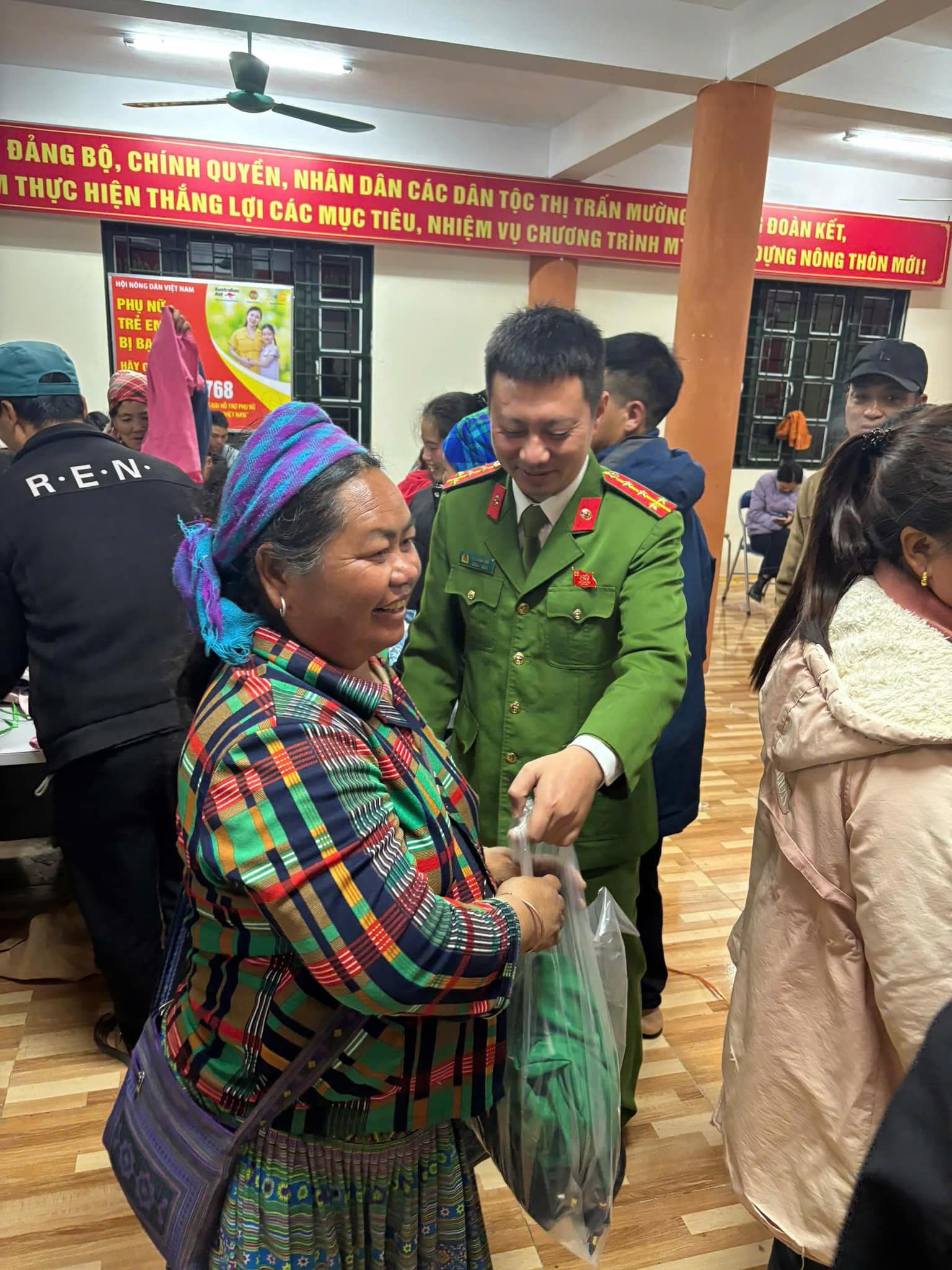 Áo ấm về bản, nghĩa tình lan tỏa nơi biên cương Mường Khương