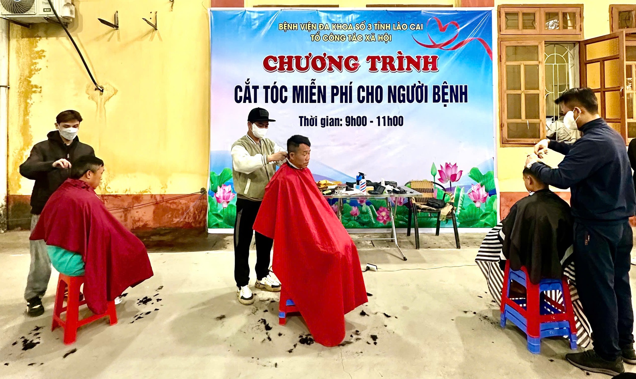 Những mái tóc gọn gàng, gửi trọn yêu thương nơi bệnh viện