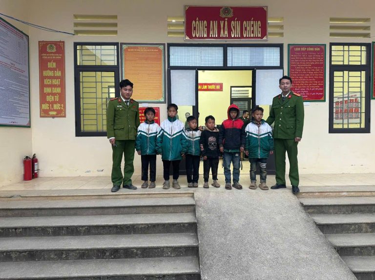 Công an xã Sín Chéng kịp thời tìm kiếm, đưa 6 cháu nhỏ đi lạc trở về gia đình an toàn