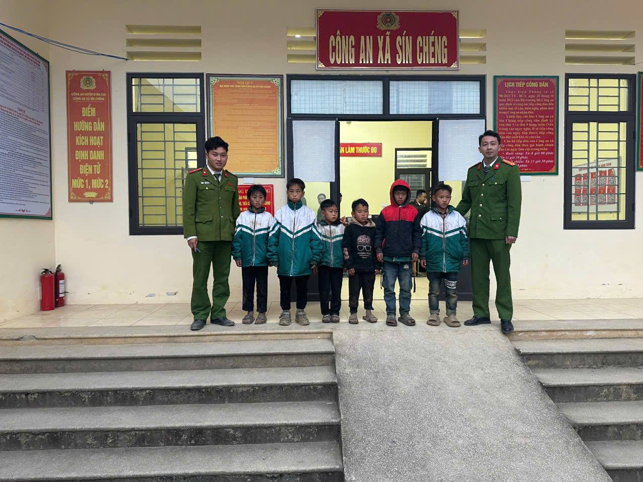 Công an xã Sín Chéng kịp thời tìm kiếm, đưa 6 cháu nhỏ đi lạc trở về gia đình an toàn