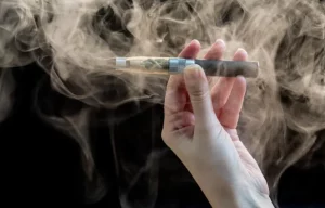 Người hút thuốc lá điện tử sẽ bị phạt đến 5 triệu đồng