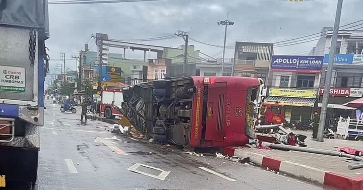 Xe giường nằm va chạm nhiều phương tiện, 2 người tử vong